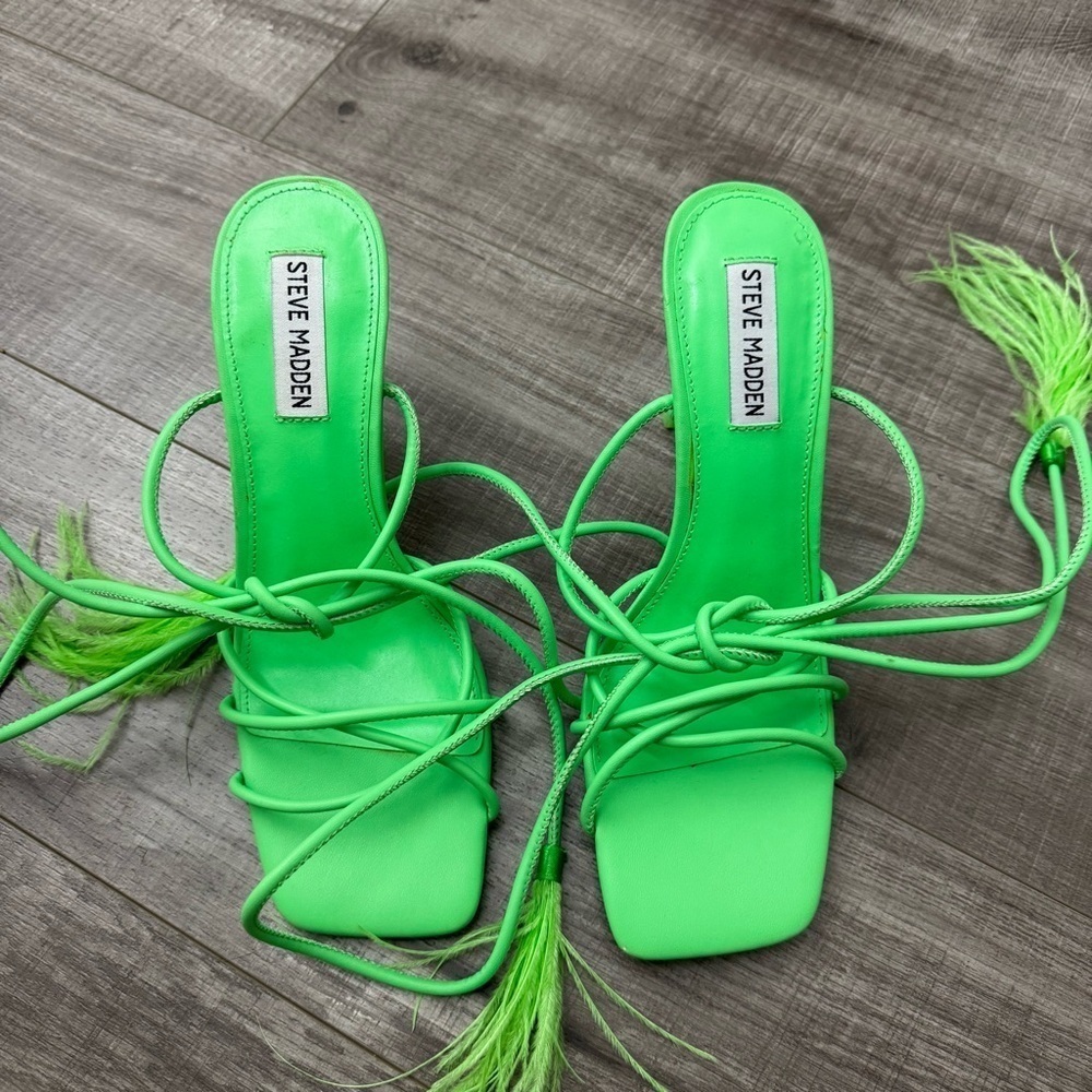 Steve Madden Bryden Bright Neon Green Feathered Heeled Sandals Size 8 - Picture 3 of 8